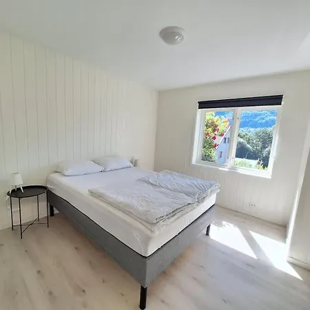 Sentrumsnaer Kjellerleilighet Apartment Stryn
